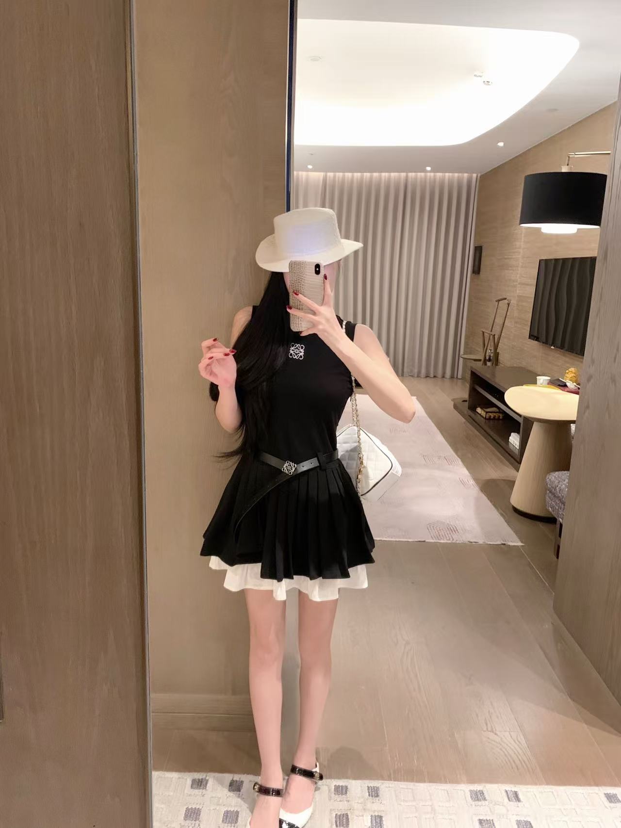 L0WEW 刺繍ロゴ入りノースリーブドレス【50％割引+送料無料】