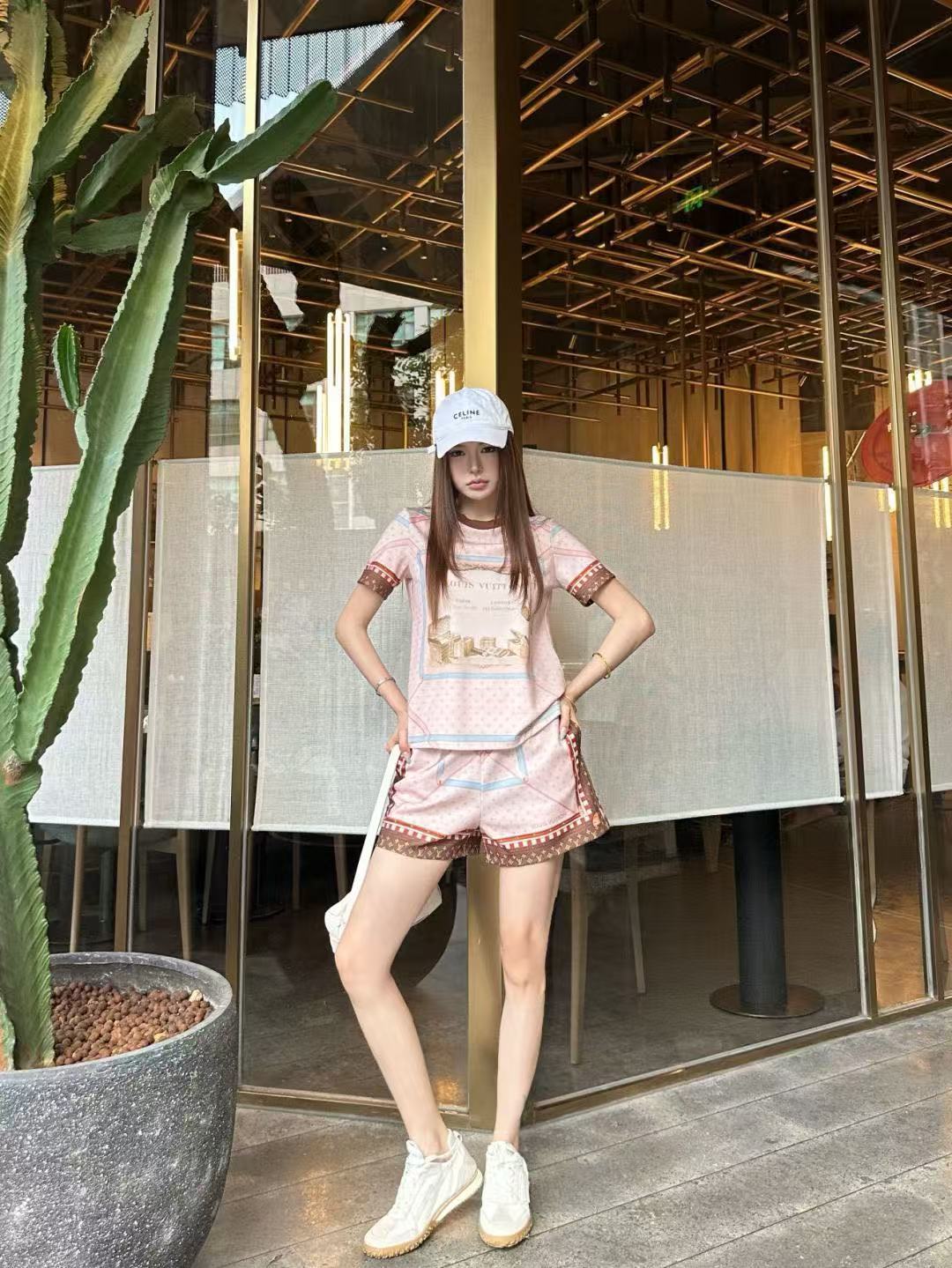 LVプリントTシャツ ＋ ショートパンツ【50％割引+送料無料】