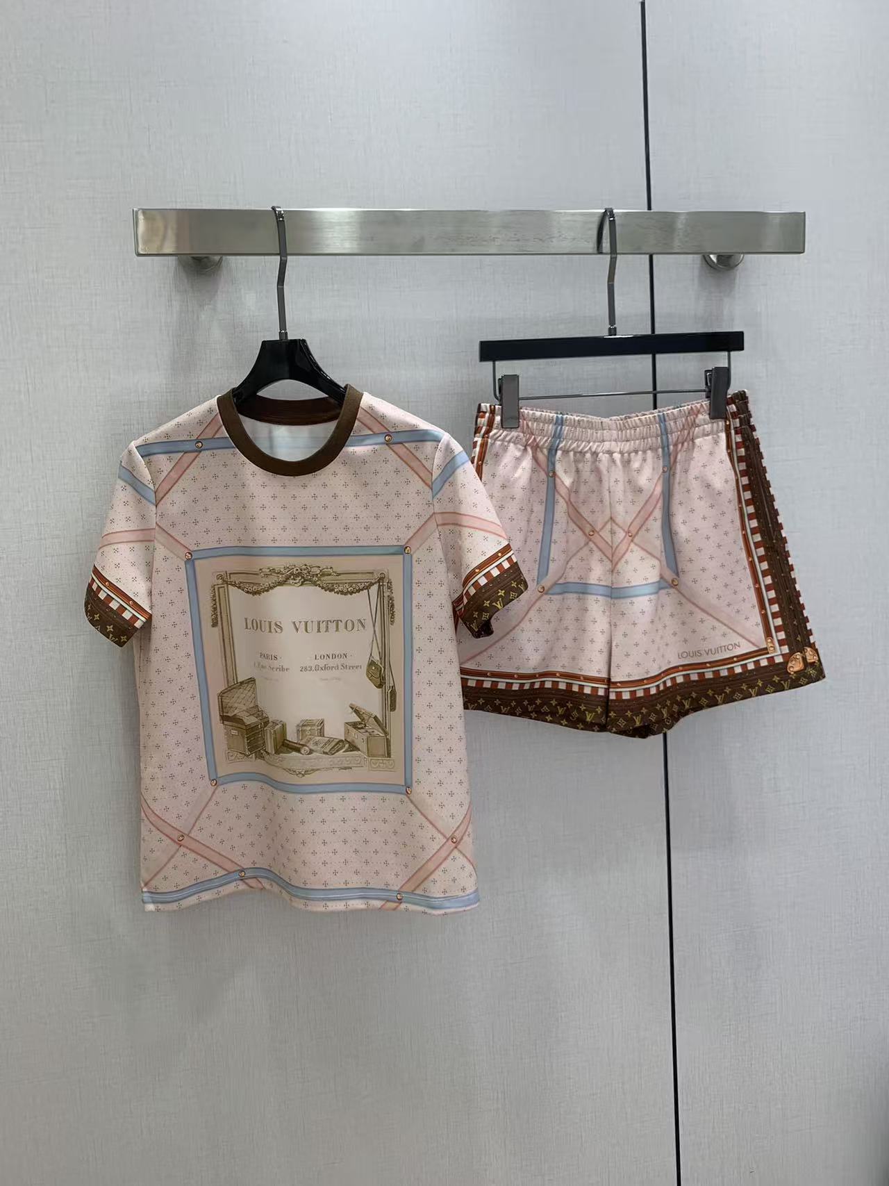 LVプリントTシャツ ＋ ショートパンツ【50％割引+送料無料】