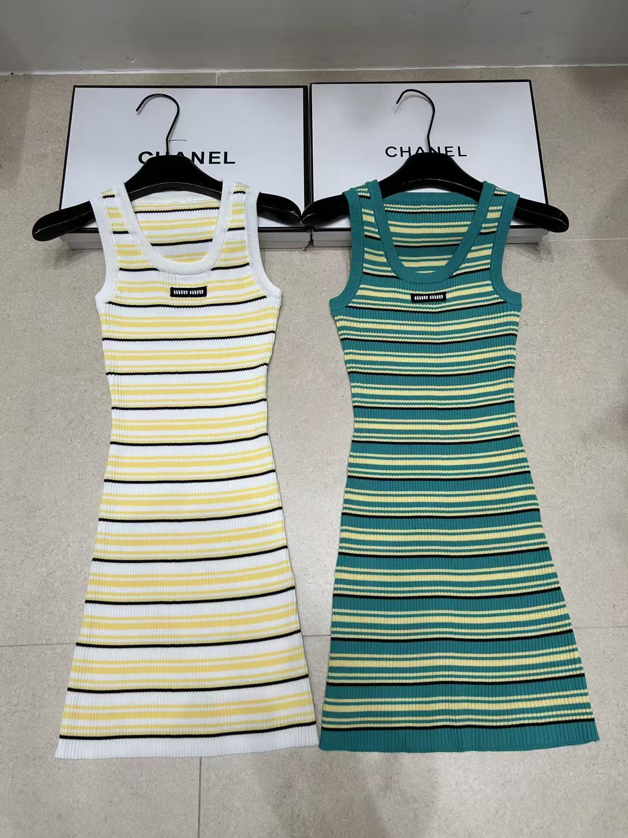 M1UM1U ストライプ＆レタード ウールベストワンピース【50％割引+送料無料】