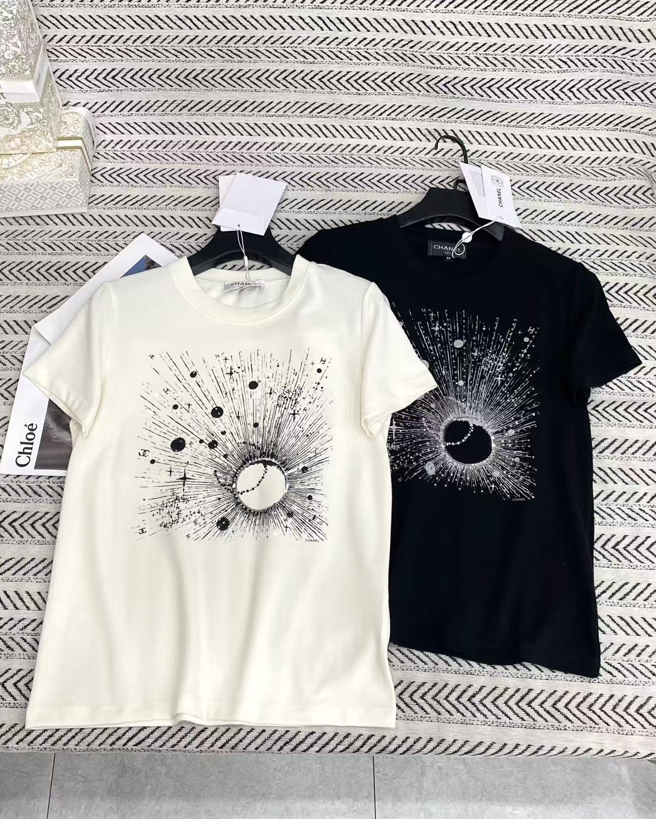 CHANE1 スパンコールロゴレターTシャツ【50％割引+送料無料】