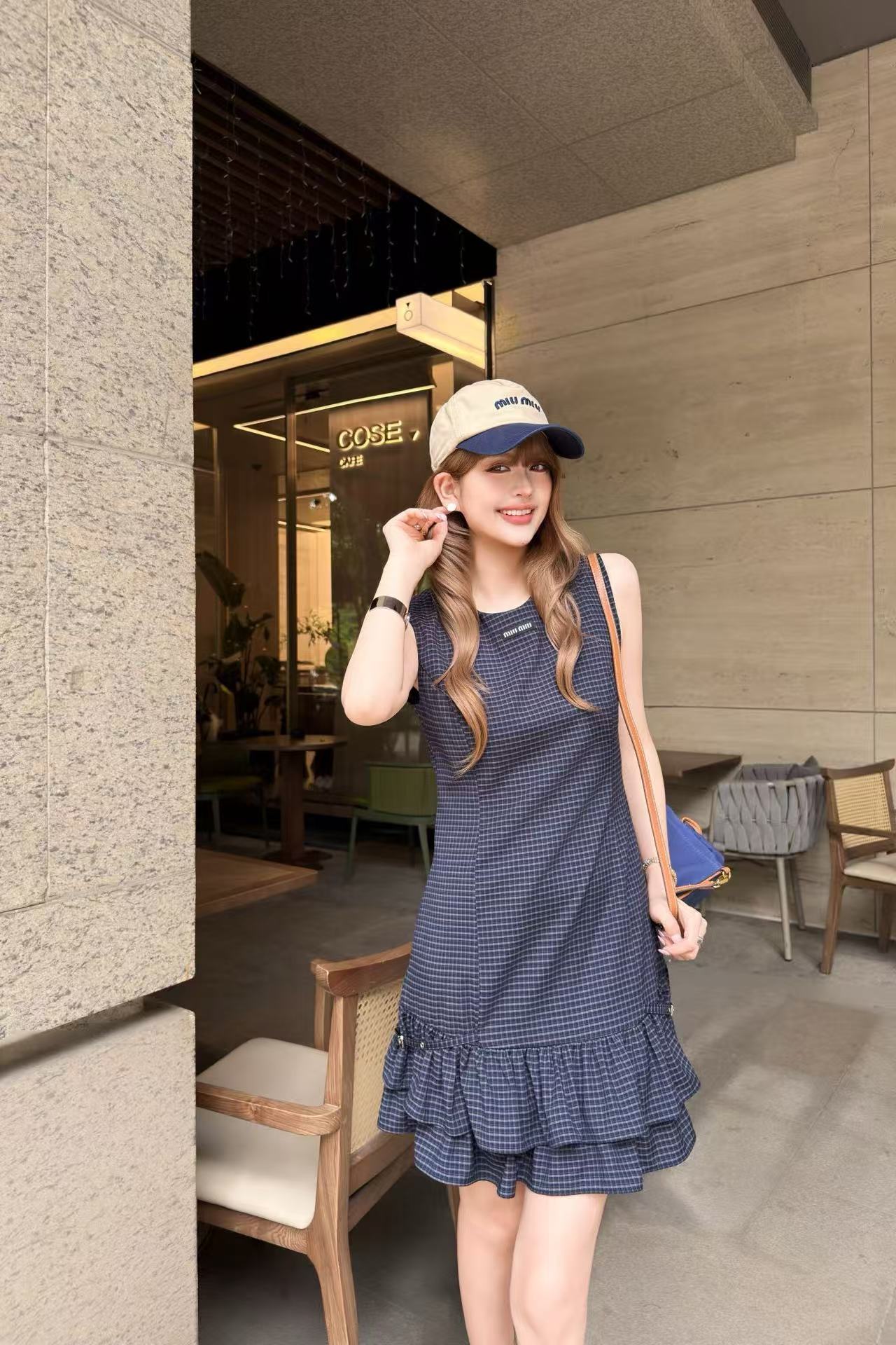 M1UM1U 高品質ノースリーブドレス（胸元にロゴ入り）【50％割引+送料無料】