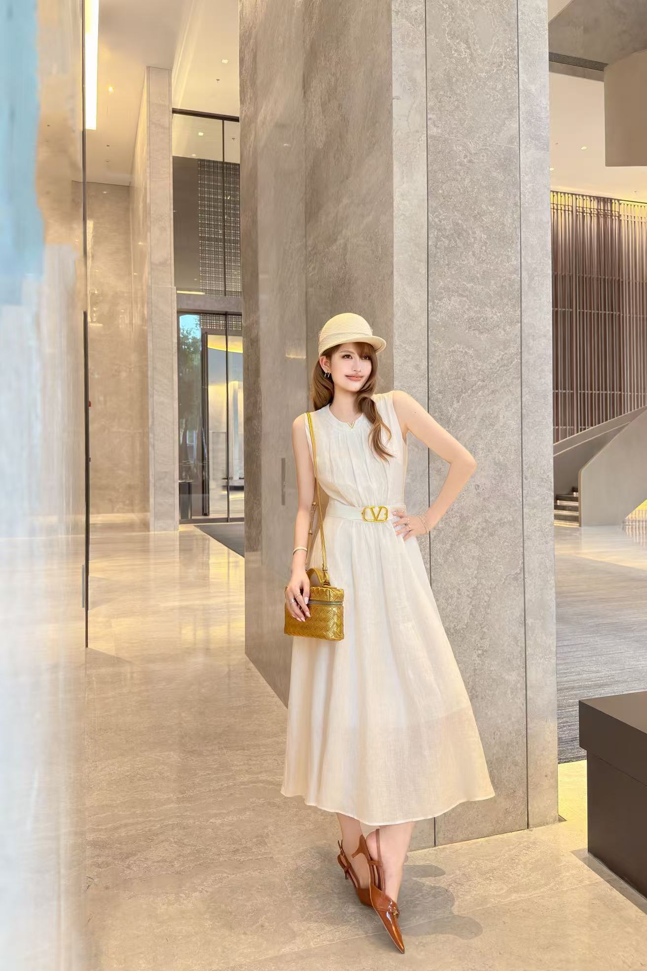 VALENT1NO 高品質Vネックノースリーブドレス（ゴールドバックルベルト付き）【50％割引+送料無料】