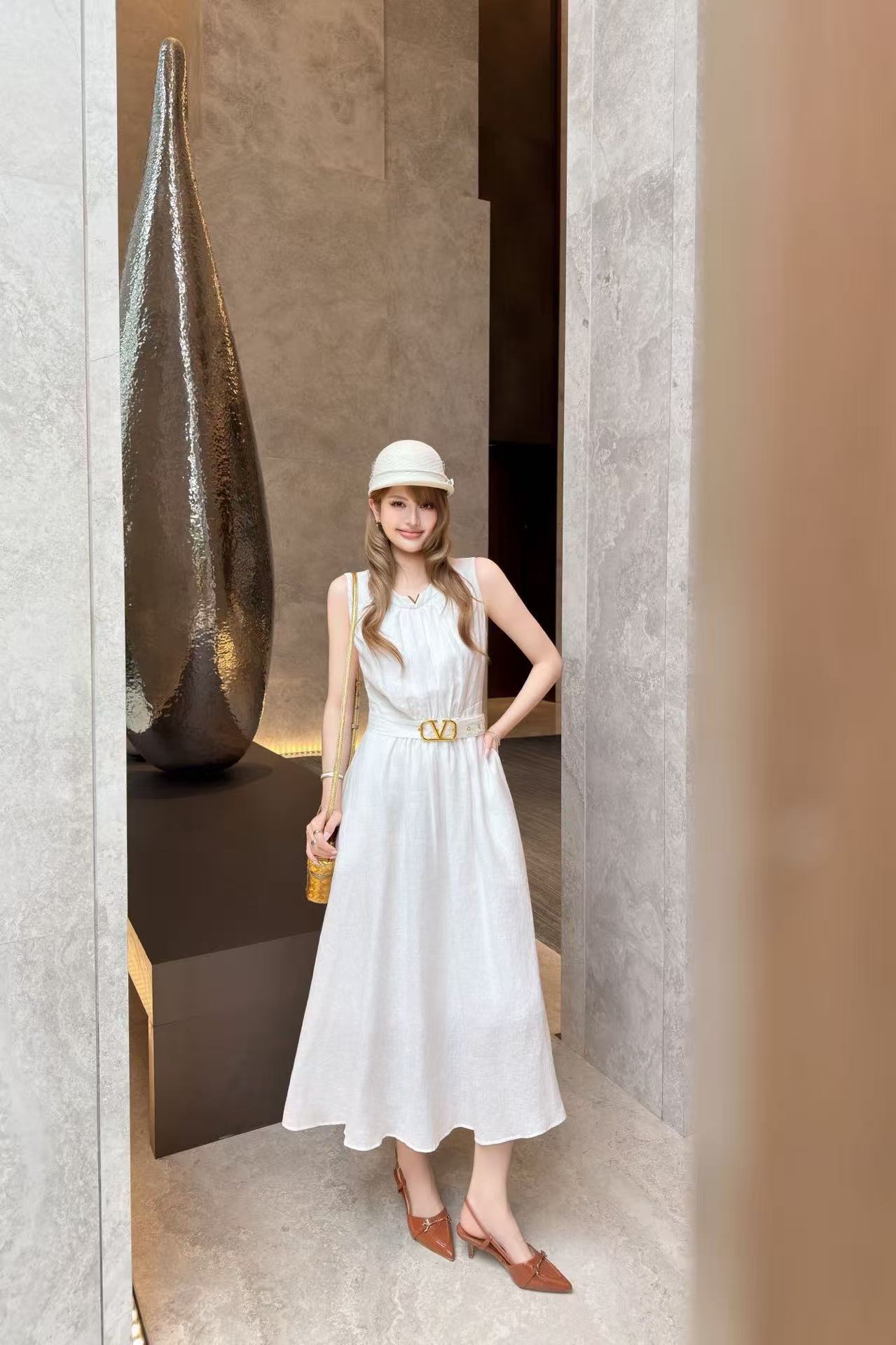 VALENT1NO 高品質Vネックノースリーブドレス（ゴールドバックルベルト付き）【50％割引+送料無料】