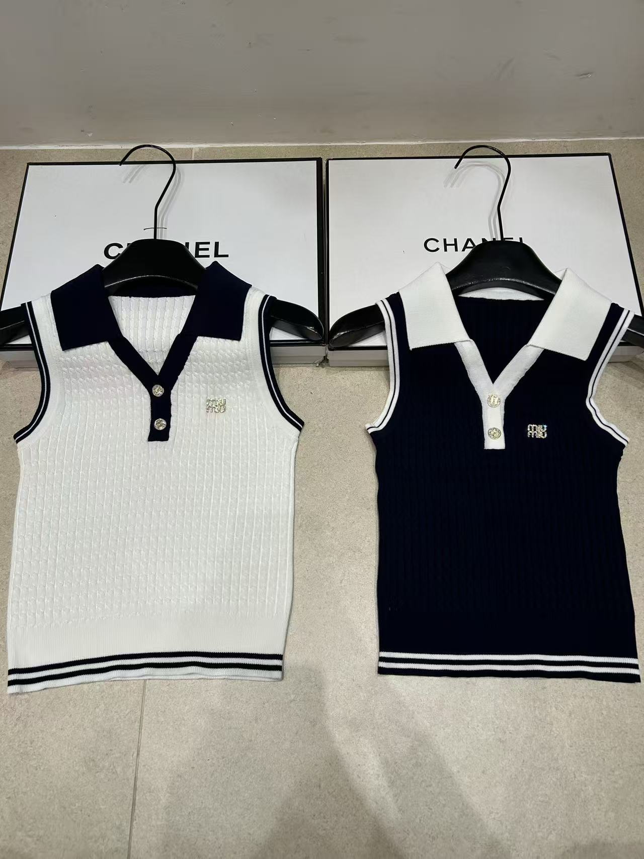 M1UM1U ラペルレタリング ウールセーター【50％割引+送料無料】