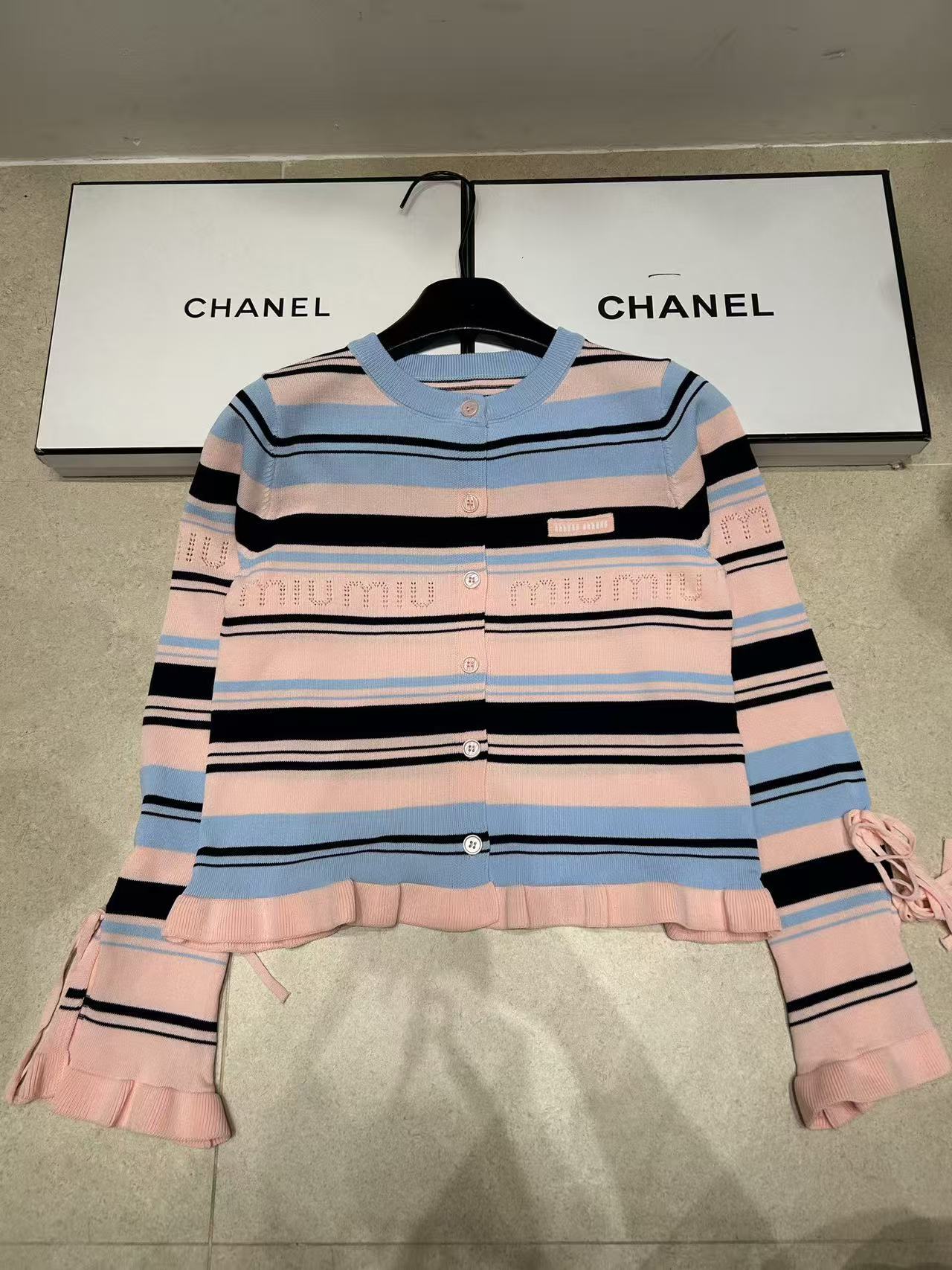 M1UM1U レタード ウールカーディガン【50％割引+送料無料】