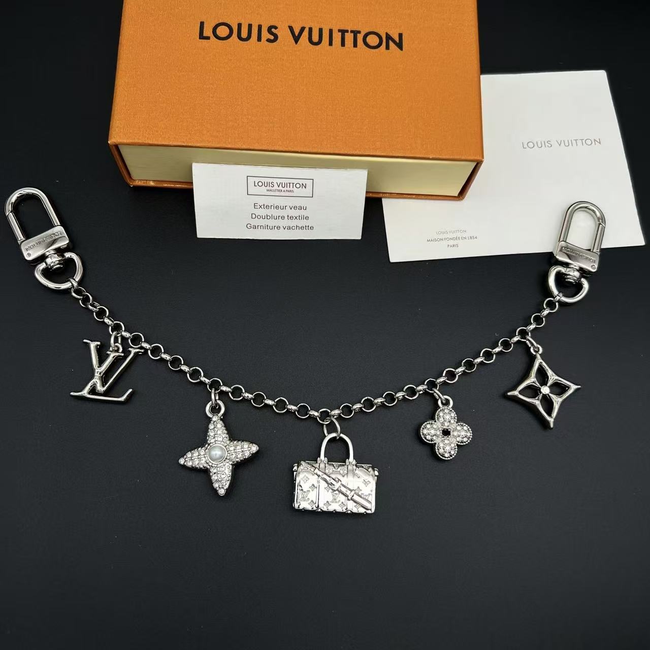 LV四つ葉のクローバーのキーホルダーチャーム【50％割引+送料無料】