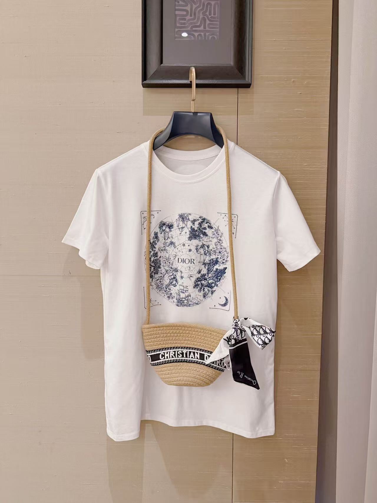 DI0Rスカーフ、バッグ、Tシャツと合わせて【50％割引+送料無料】