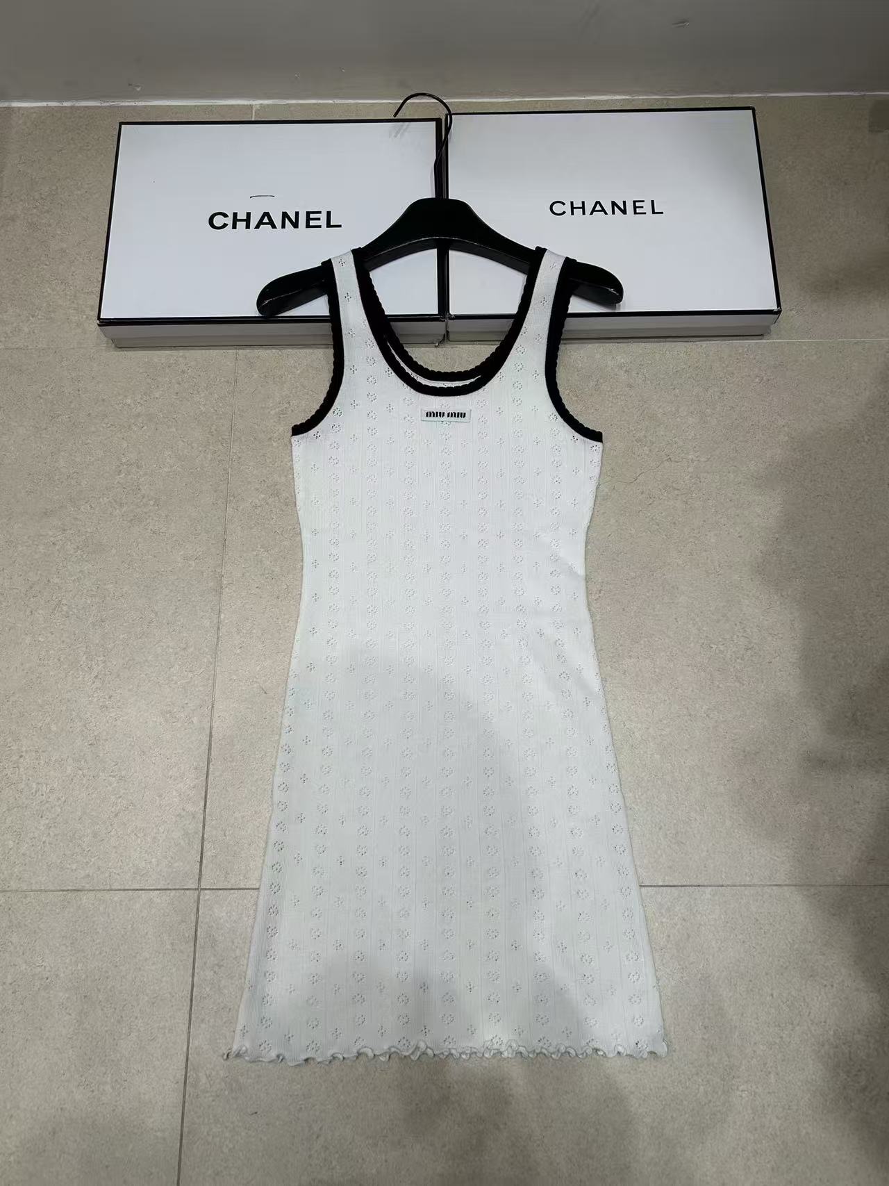 M1UM1U フリル付きベストドレス（文字入り）【50％割引+送料無料】