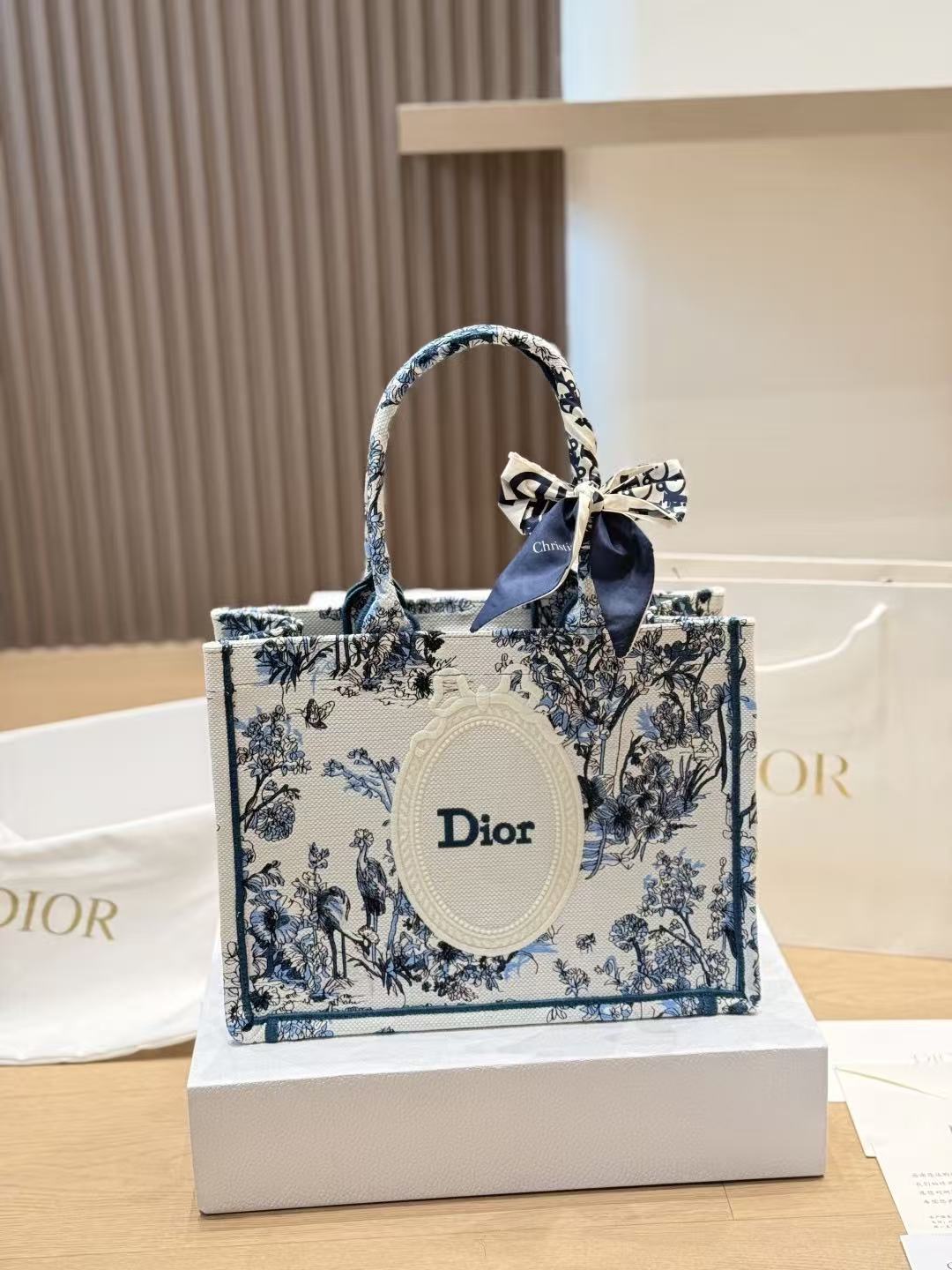 DI0R Book tote刺繍入りショッピングバッグ【50％割引+送料無料】