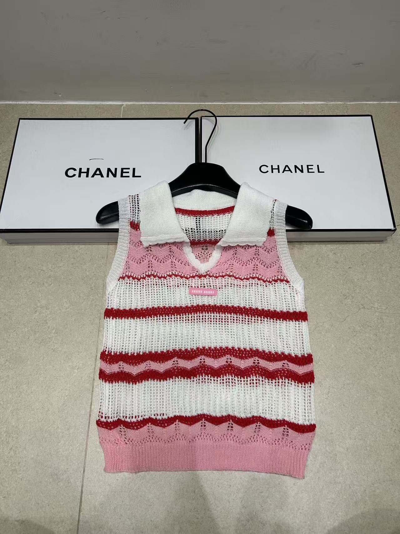 M1UM1U カラーブロック ウール レターベスト【50％割引+送料無料】