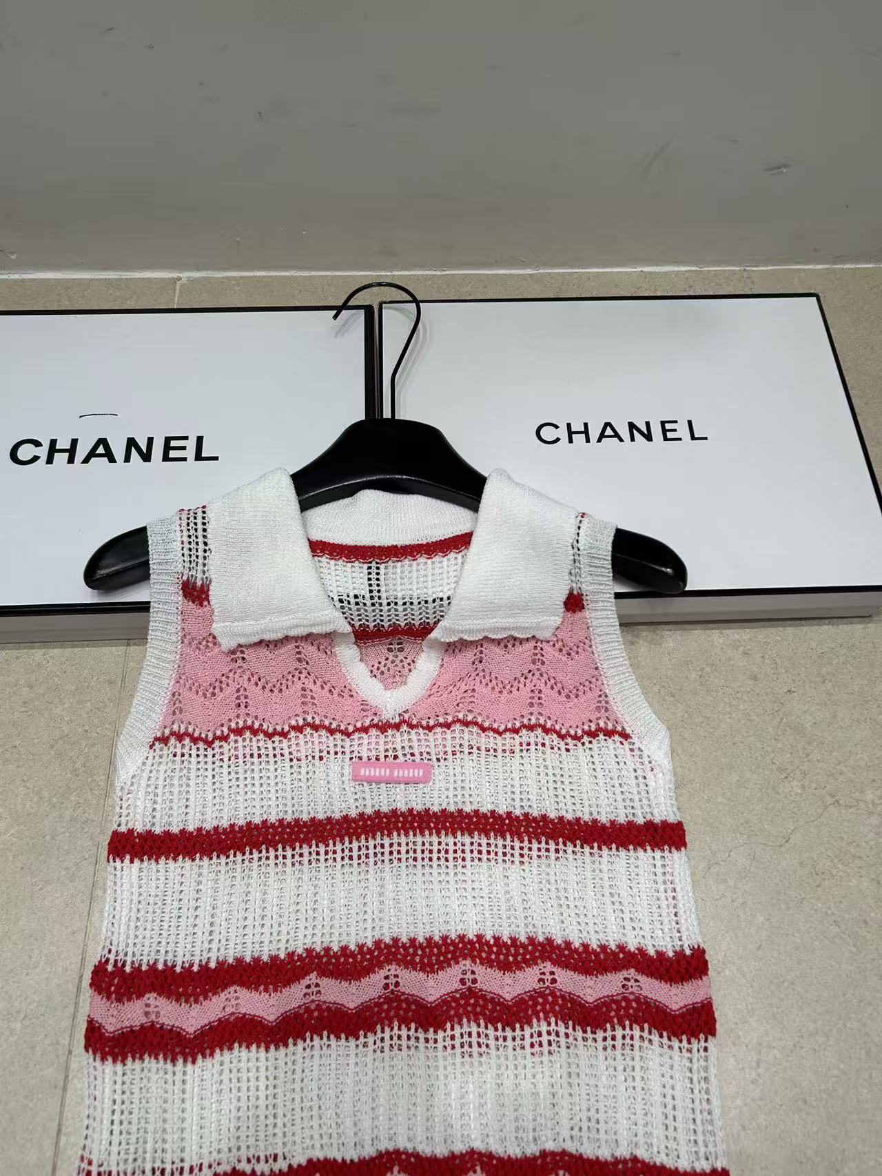 M1UM1U カラーブロック ウール レターベスト【50％割引+送料無料】