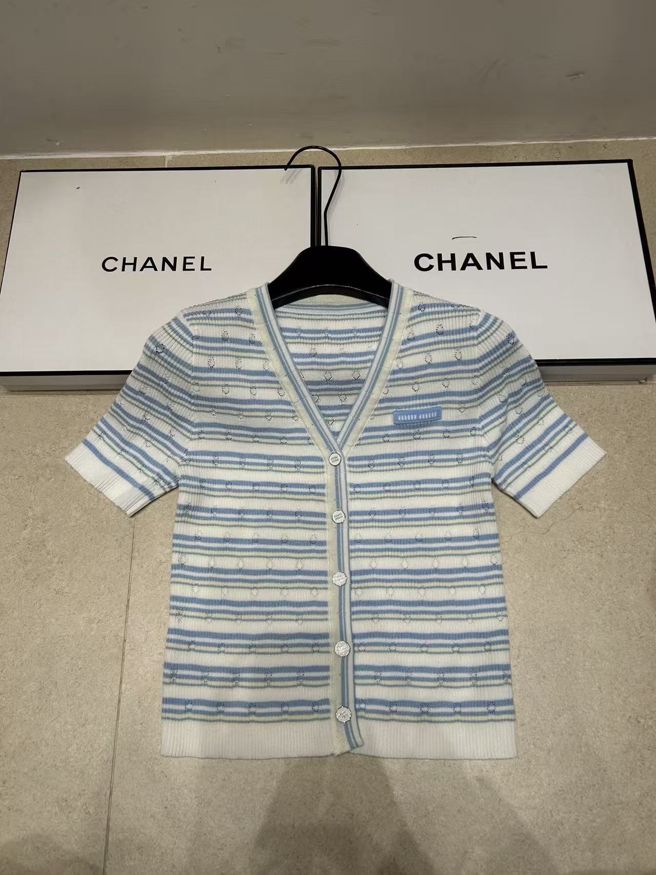 M1UM1U レターストライプ Vネック ウールカーディガン【50％割引+送料無料】