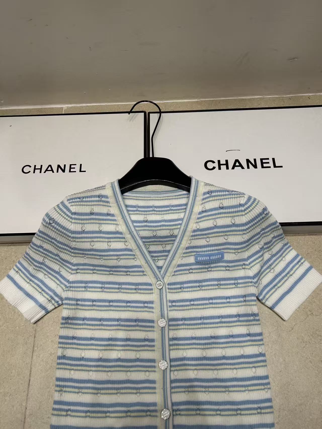 M1UM1U レターストライプ Vネック ウールカーディガン【50％割引+送料無料】