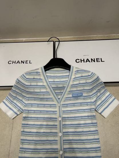 M1UM1U レターストライプ Vネック ウールカーディガン【50％割引+送料無料】