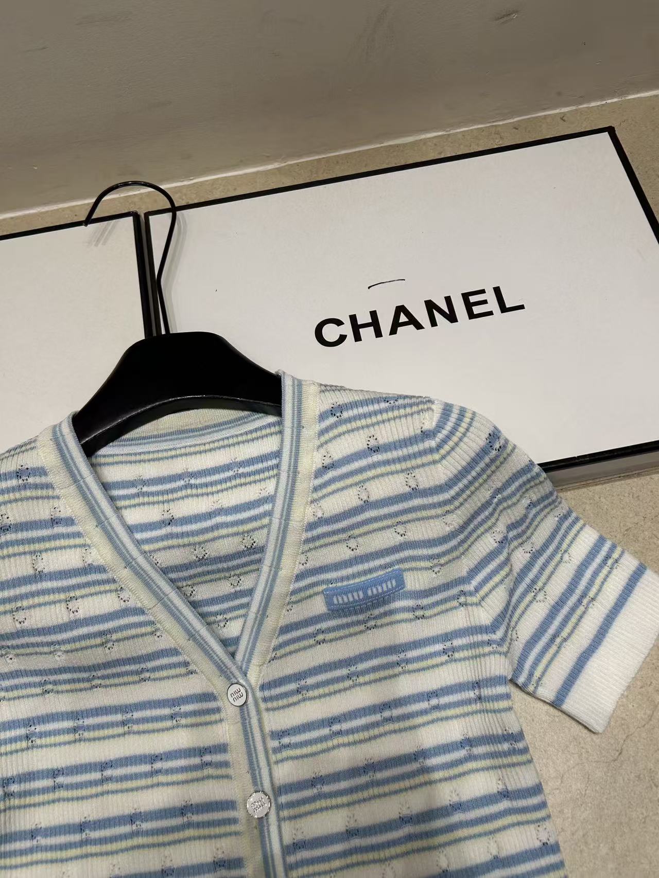 M1UM1U レターストライプ Vネック ウールカーディガン【50％割引+送料無料】