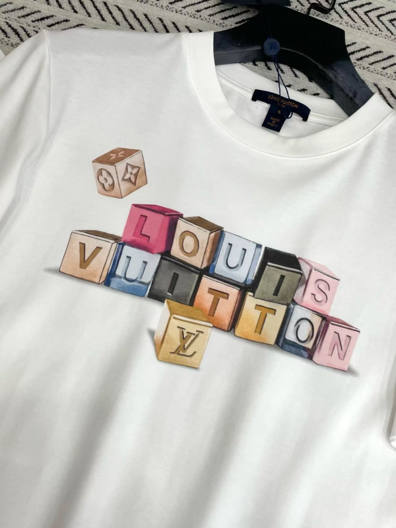 LVカラフルな文字Tシャツ【50％割引+送料無料】