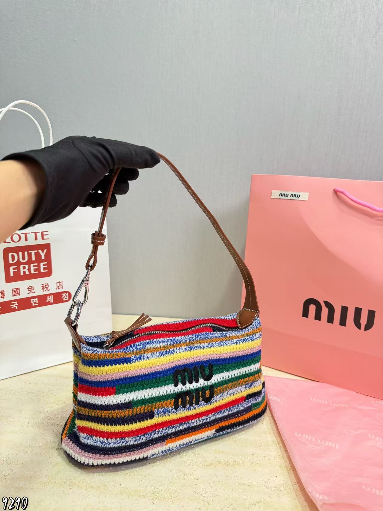 M1UM1U カラフルなストローハンドバッグ【50％割引+送料無料】