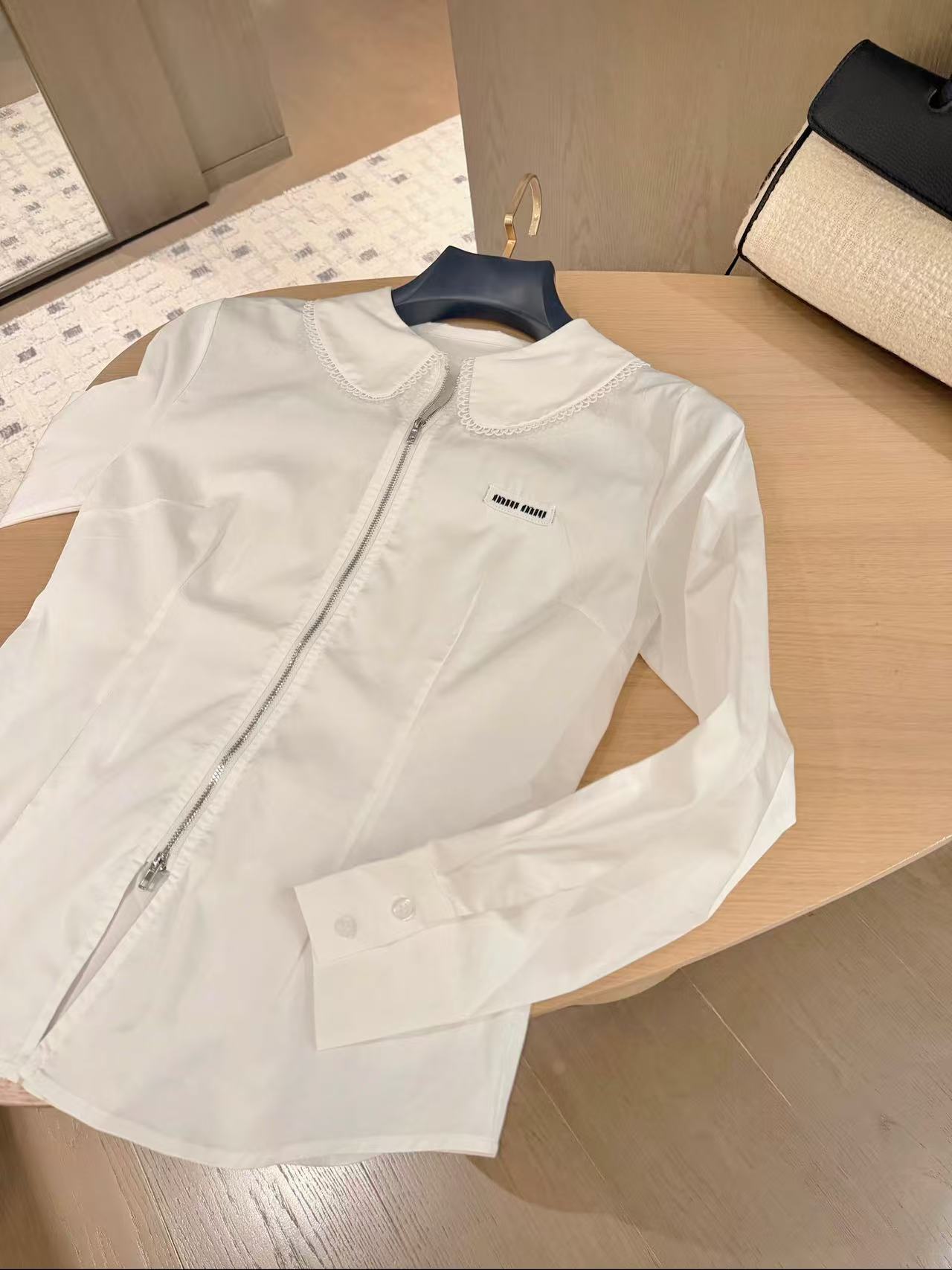 M1UM1U ジッパー付きラペルシャツ【50％割引+送料無料】