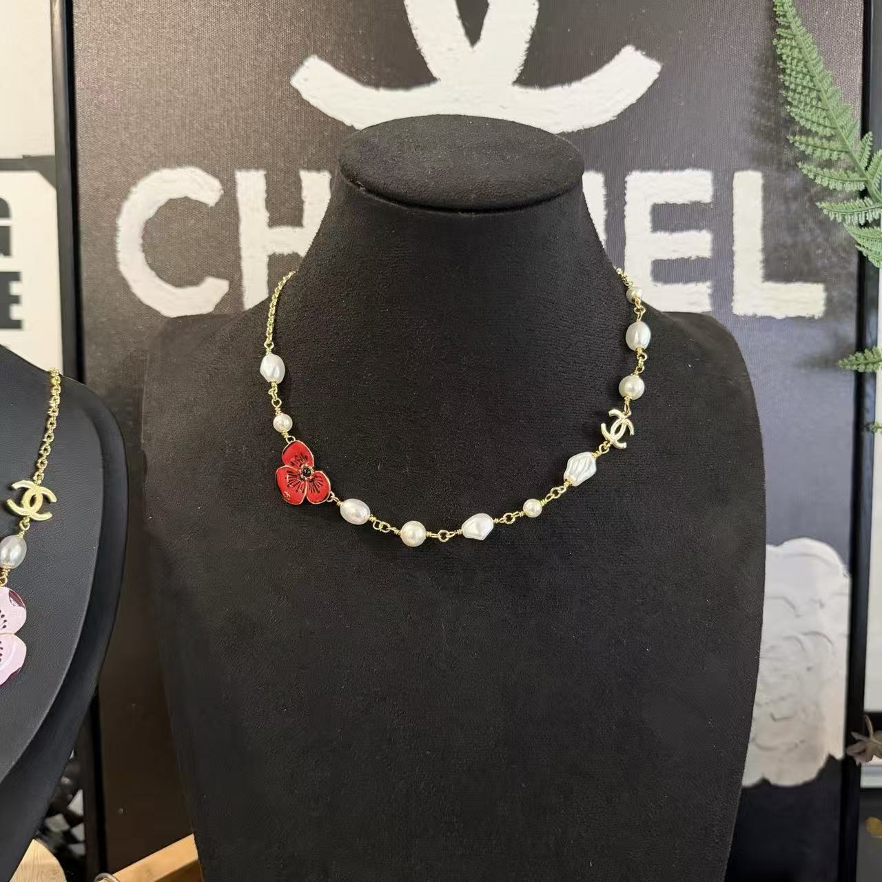 CHANE1 レッドエナメルフラワーパールネックレス【50％割引+送料無料】