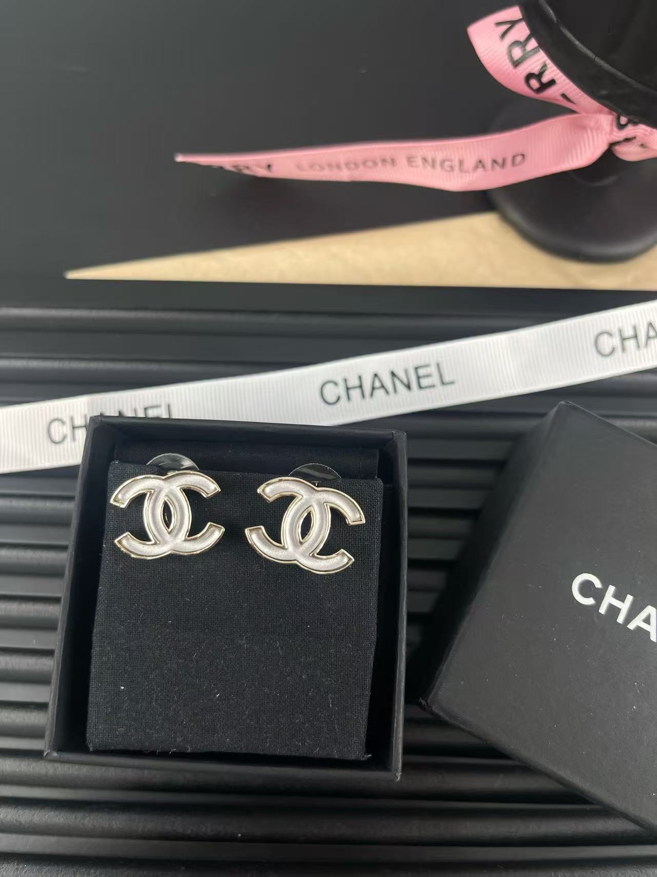 CHANE1 ホワイト ダブルC スタッドピアス【50％割引+送料無料】