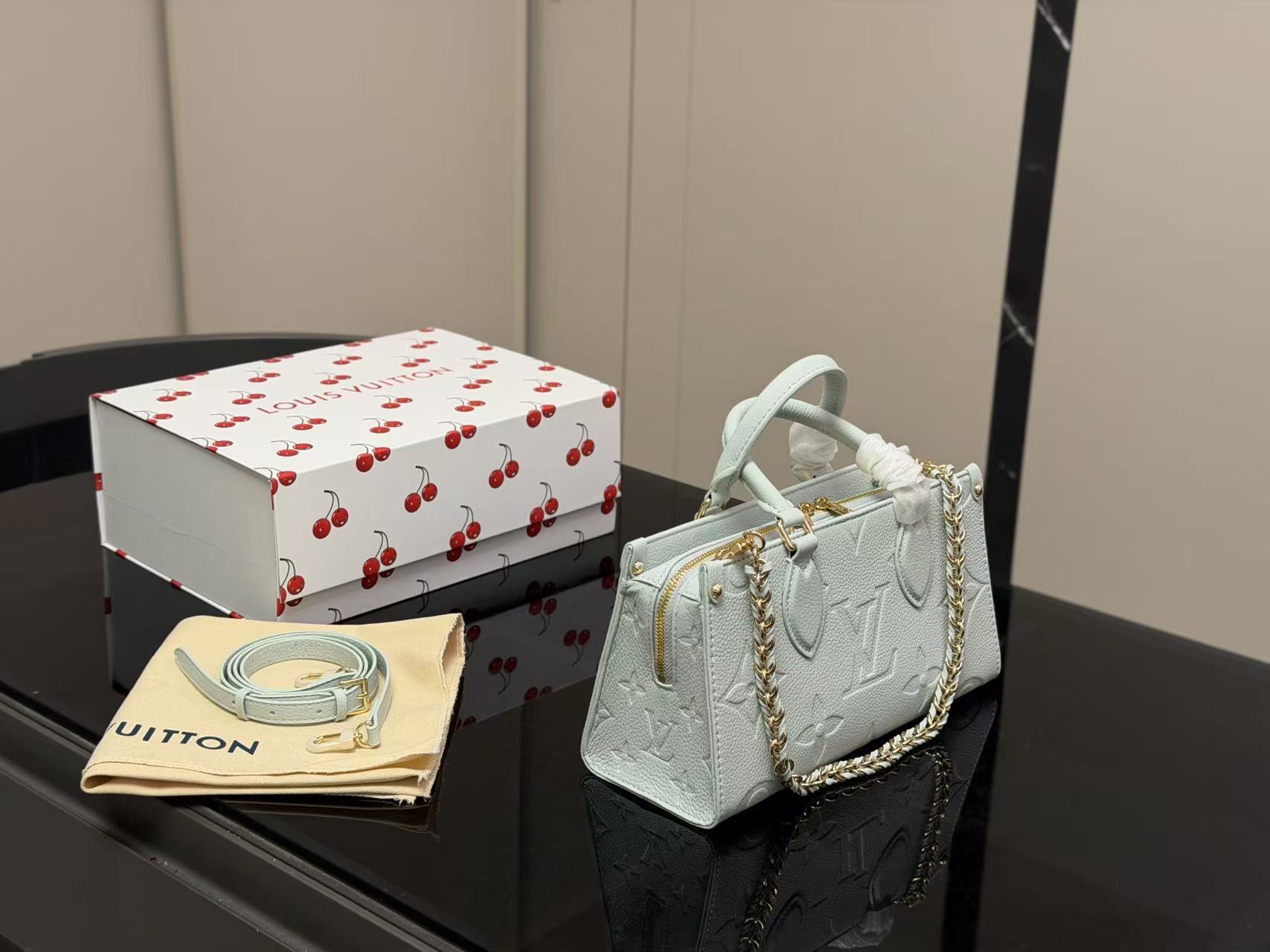 LV onthegoチェーンストラップ付きショッピングバッグ【50％割引+送料無料】