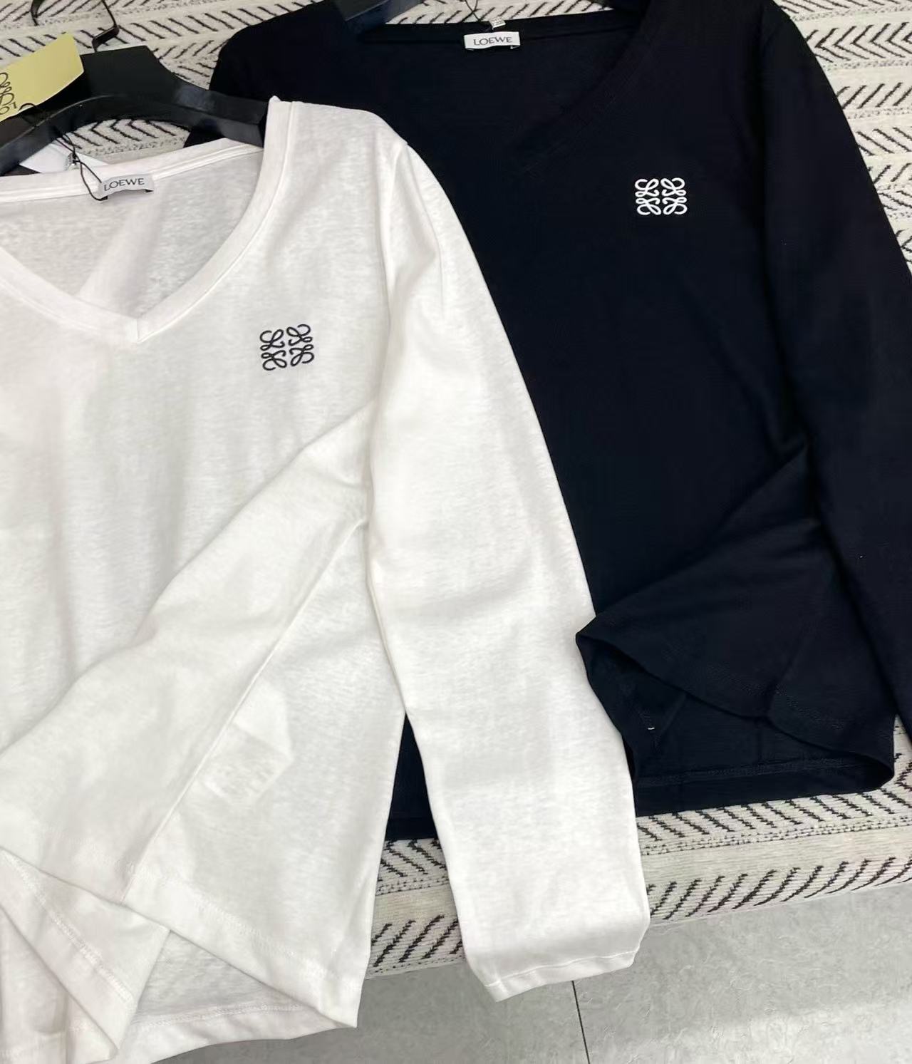 L0WEW シンプルなVネック長袖Tシャツ【50％割引+送料無料】
