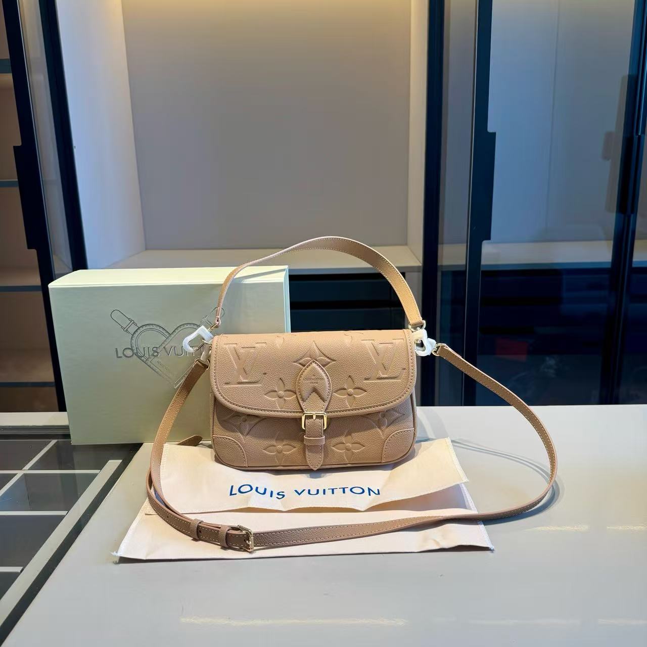 LV エンボス アンダーアームバッグ【50％割引+送料無料】
