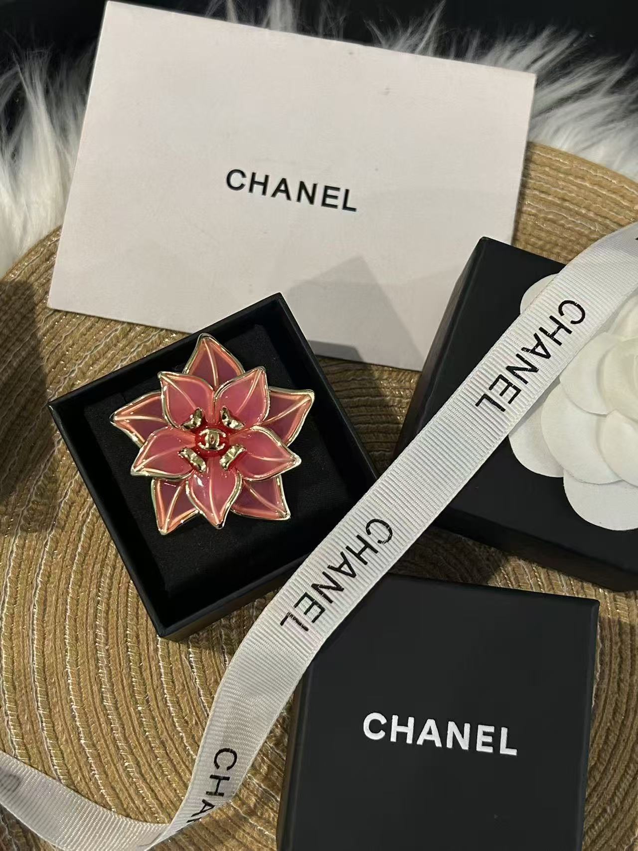 CHANE1 ダブルCフラワーブローチ【50％割引+送料無料】