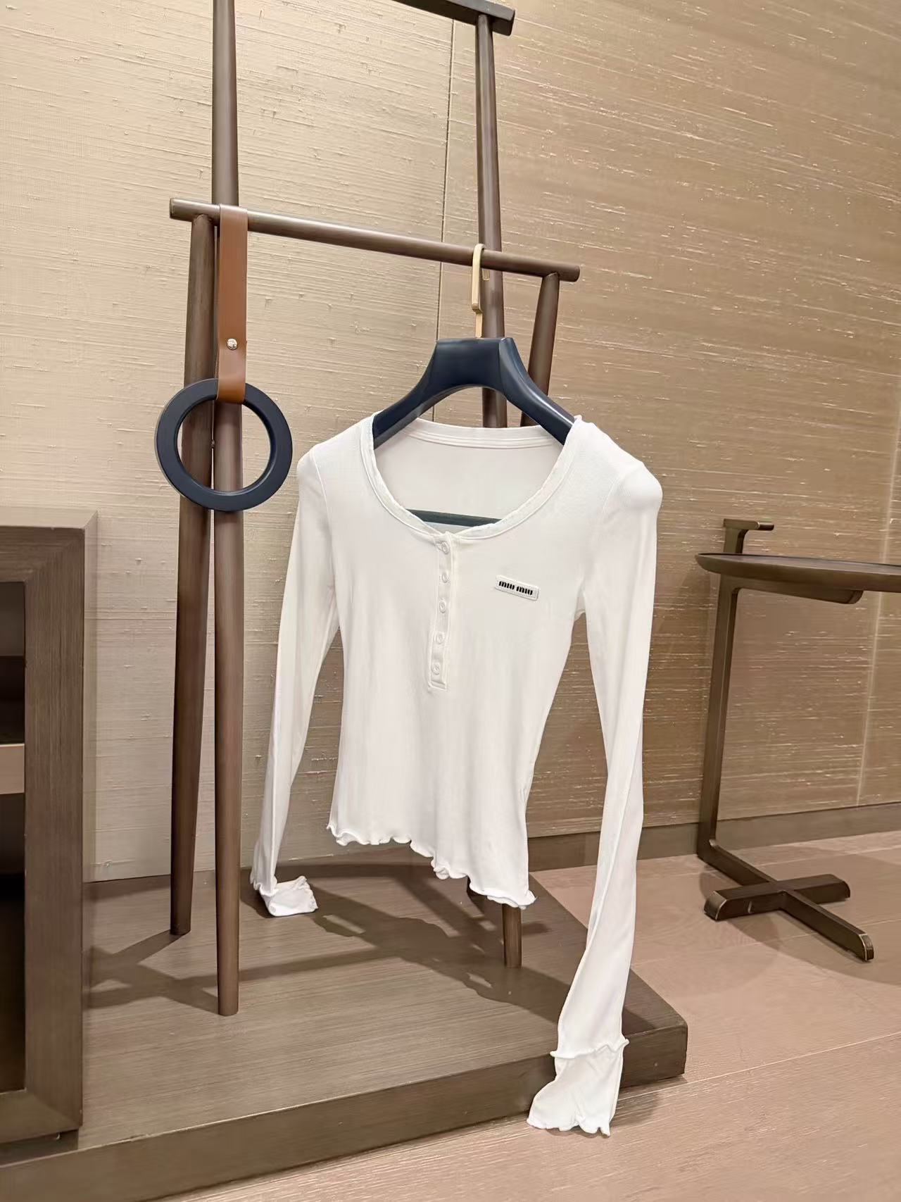 M1UM1U レターボタンTシャツ【50％割引+送料無料】