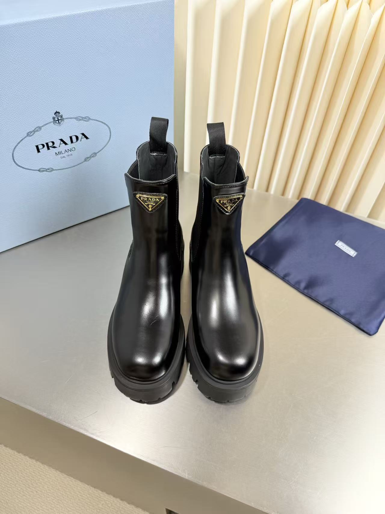 PR4DA 高品質トライアングルロゴ入りレザーアンクルブーツ【50％割引+送料無料】