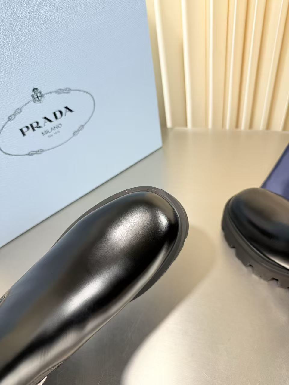 PR4DA 高品質トライアングルロゴ入りレザーアンクルブーツ【50％割引+送料無料】