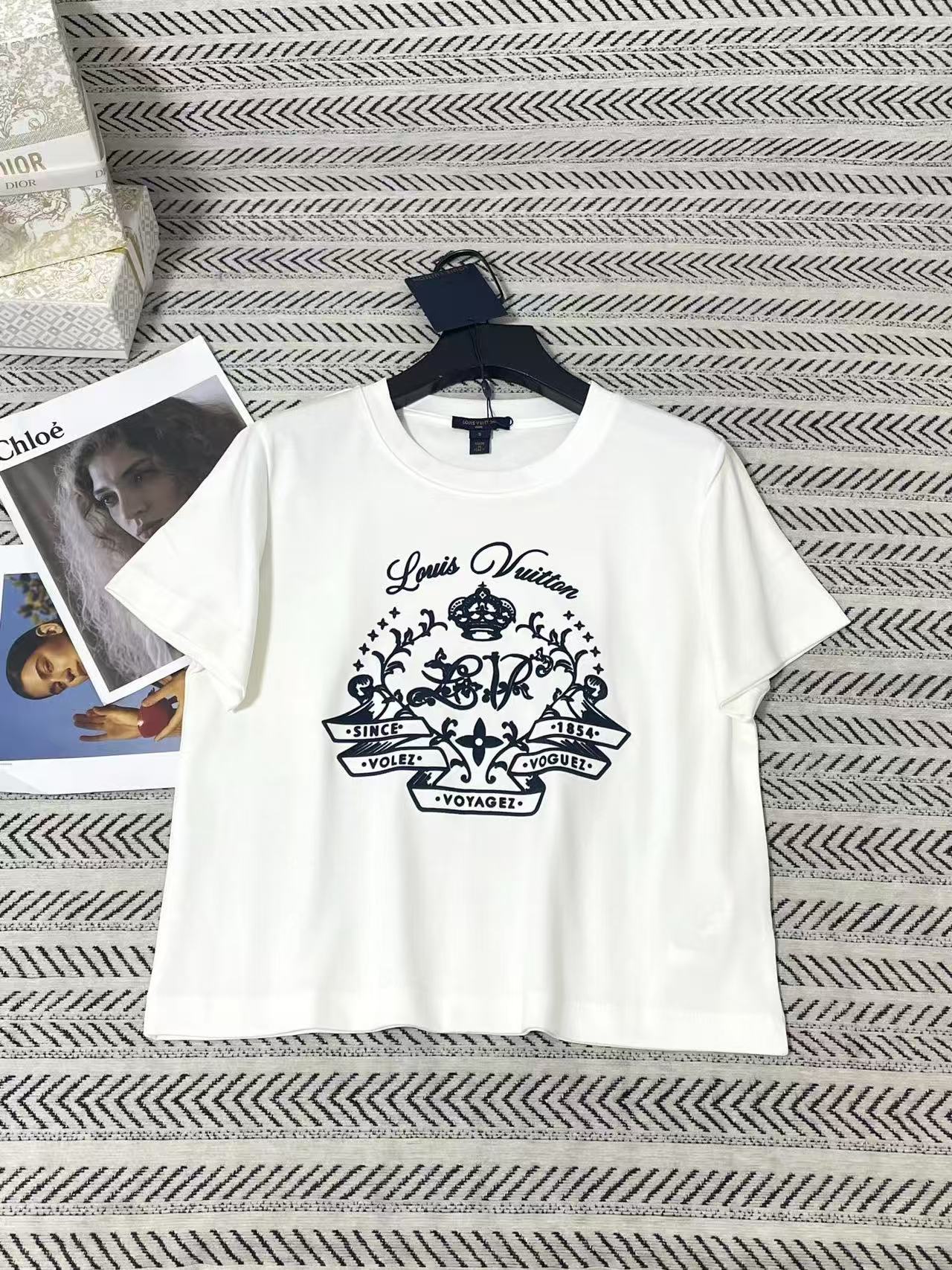 LVフロッキープリント・ロゴ入りショート丈Tシャツ【50％割引+送料無料】
