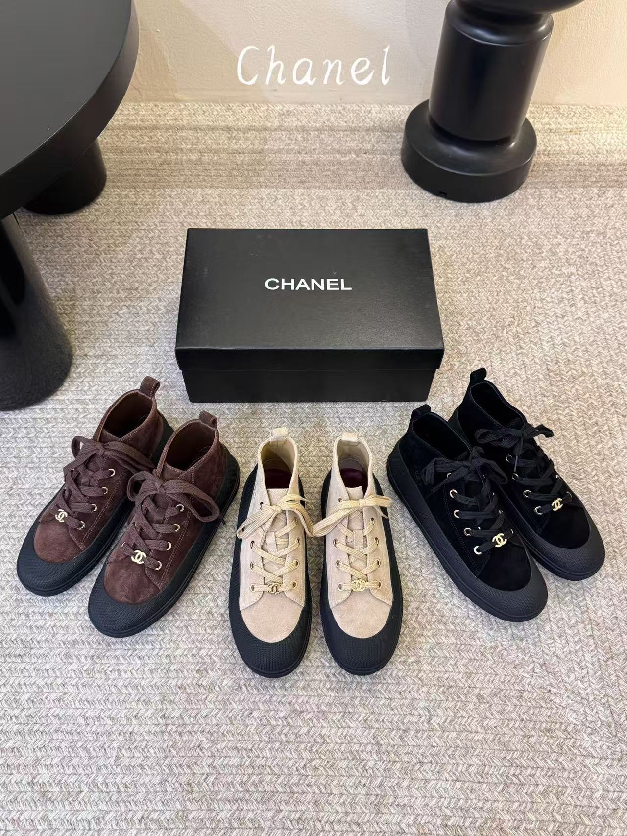 CHANEL ハイクオリティ レースアップバイカーブーツ【50％割引+送料無料】