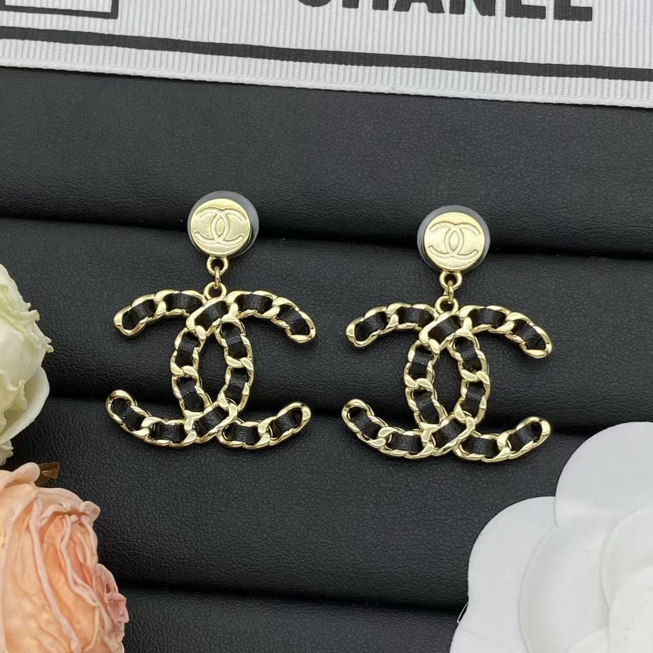 CHANE1 ダブルC レザー スタッドピアス【50％割引+送料無料】