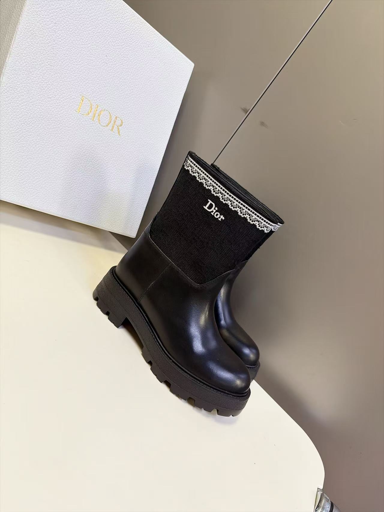 DIOR 高品質レーストリム・カーフレザーショートブーツ【50％割引+送料無料】