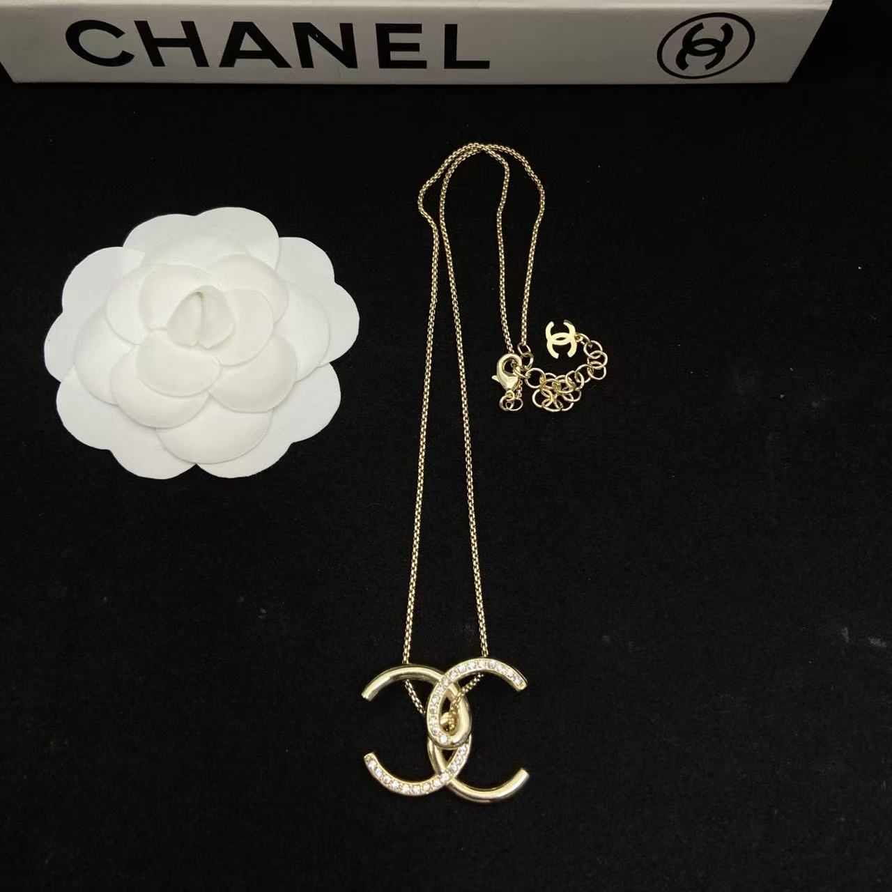 CHANE1 ハーフダイヤモンド ダブルCネックレス【50％割引+送料無料】