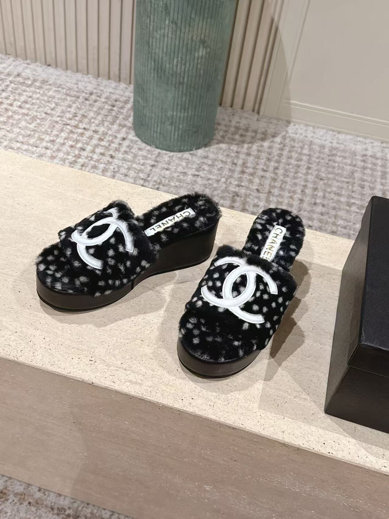 CHANEL ハイクオリティ・ダブルC ドット柄ウール厚底スリッパ【50％割引+送料無料】