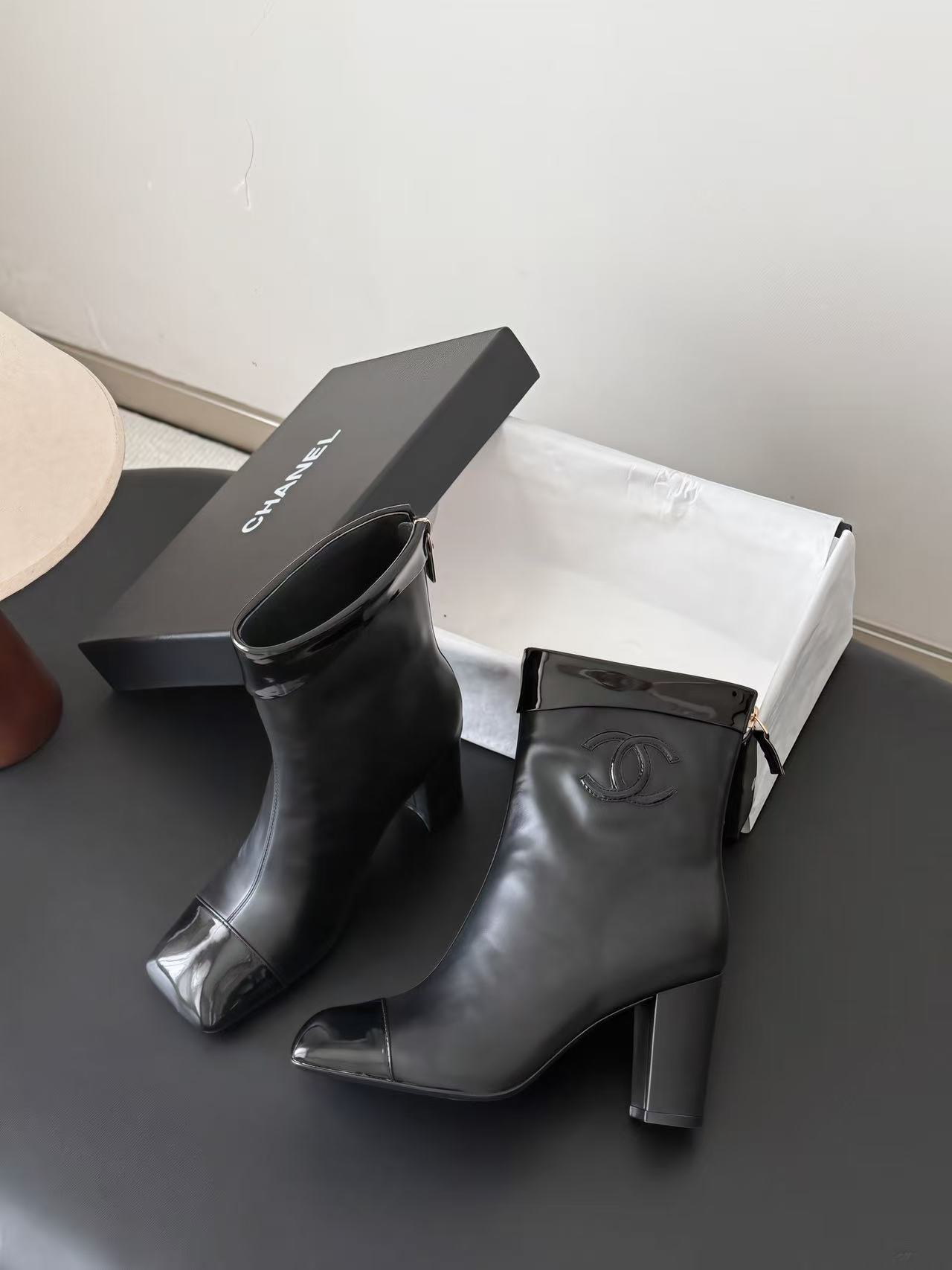 CHANEL 高品質ダブルCロゴ入り牛革ハイヒールショートブーツ【50％割引+送料無料】