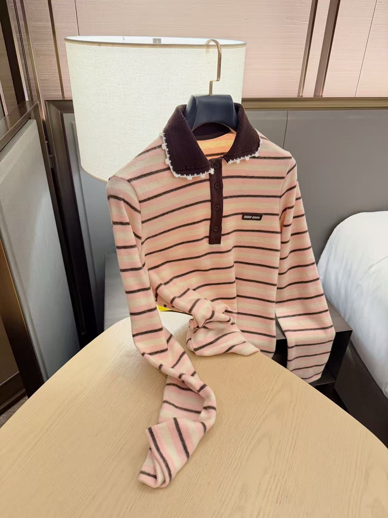 M1UM1U レターストライプトップス【50％割引+送料無料】