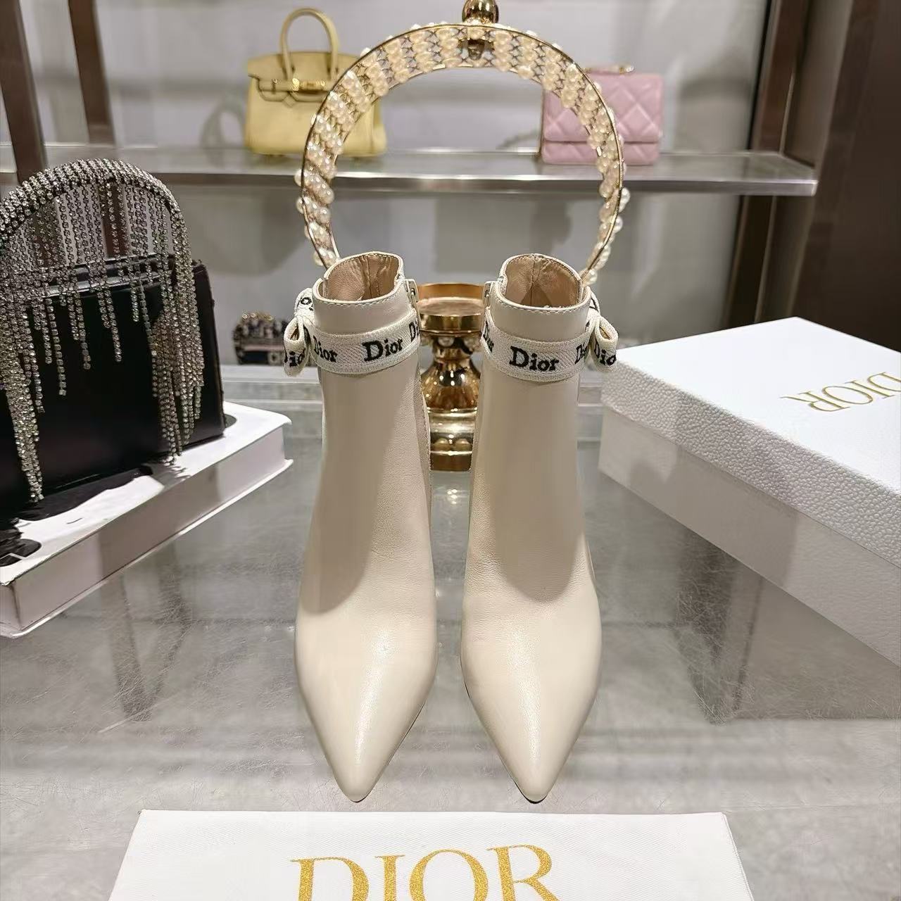 DIOR 高品質CDロゴ・ポインテッドトゥ・カーフレザーショートブーツ【50％割引+送料無料】