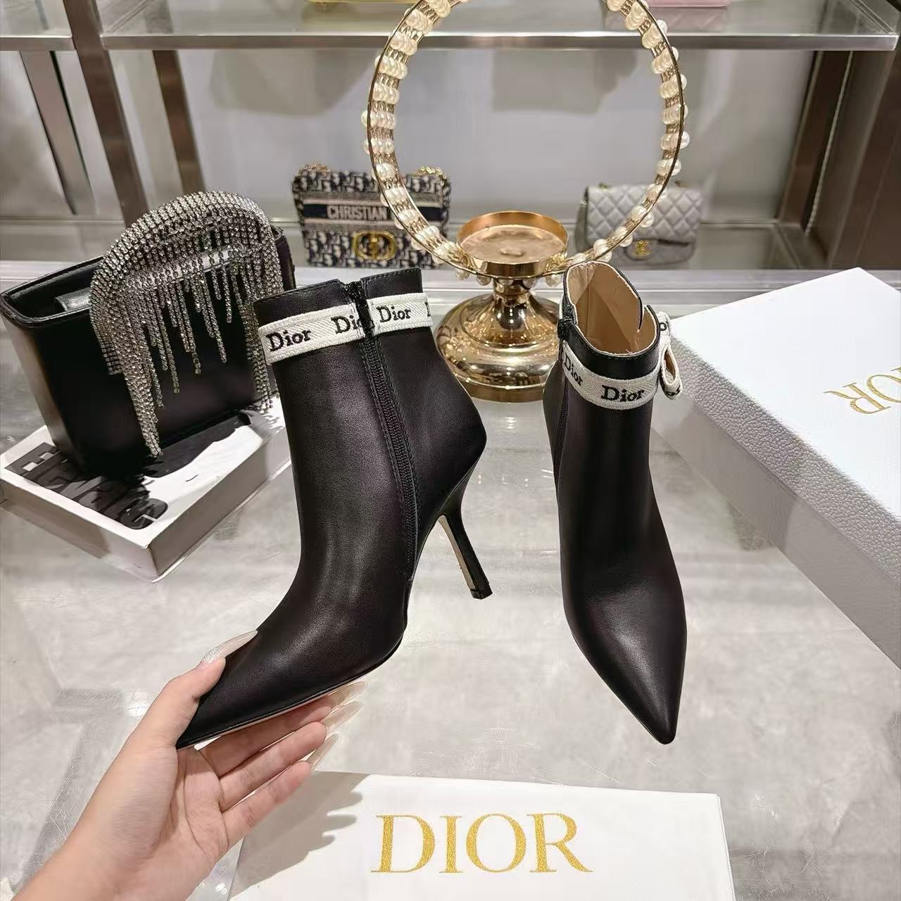 DIOR 高品質CDロゴ・ポインテッドトゥ・カーフレザーショートブーツ【50％割引+送料無料】