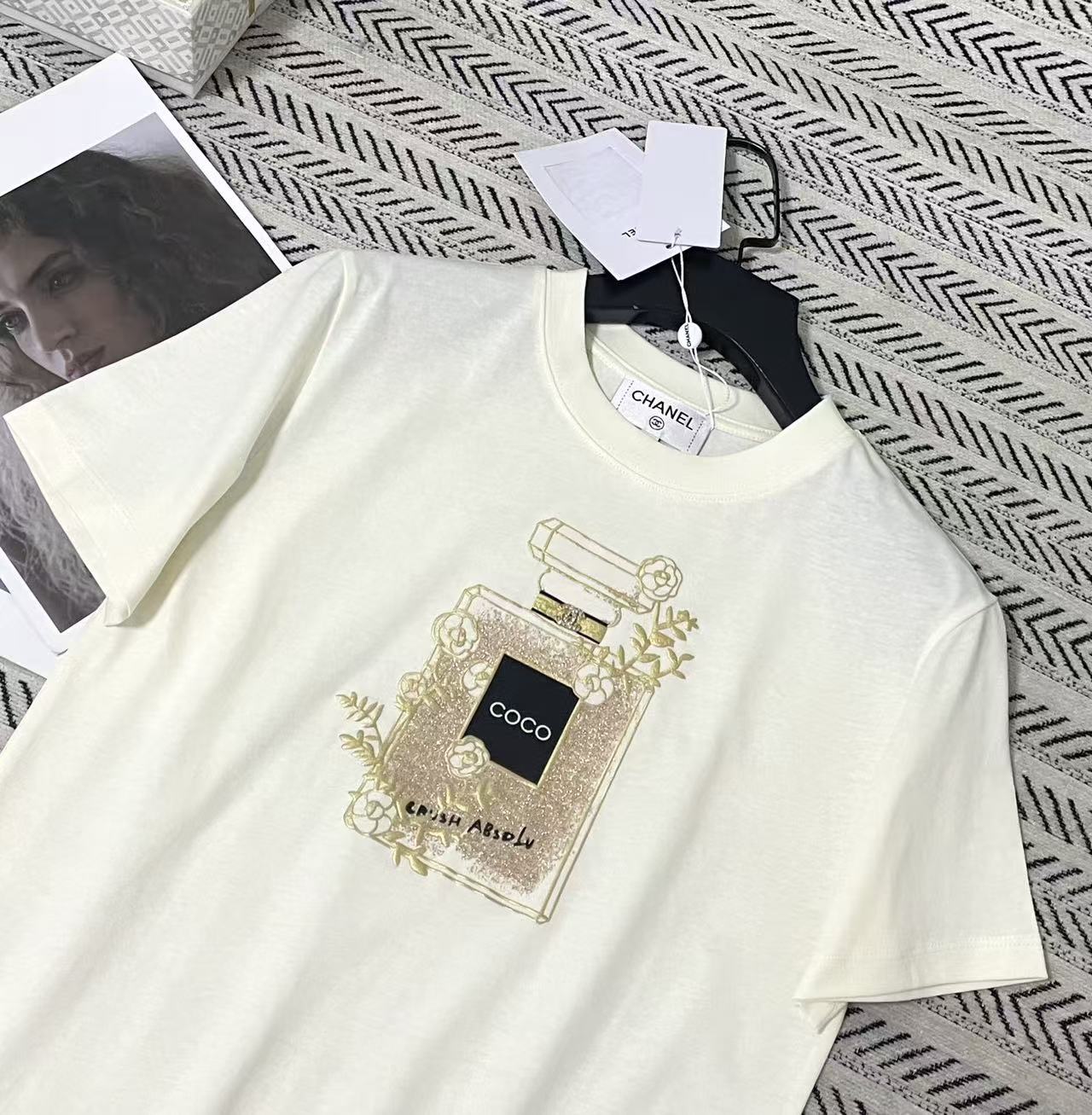CHANE1 カメリア香水ボトルTシャツ【50％割引+送料無料】