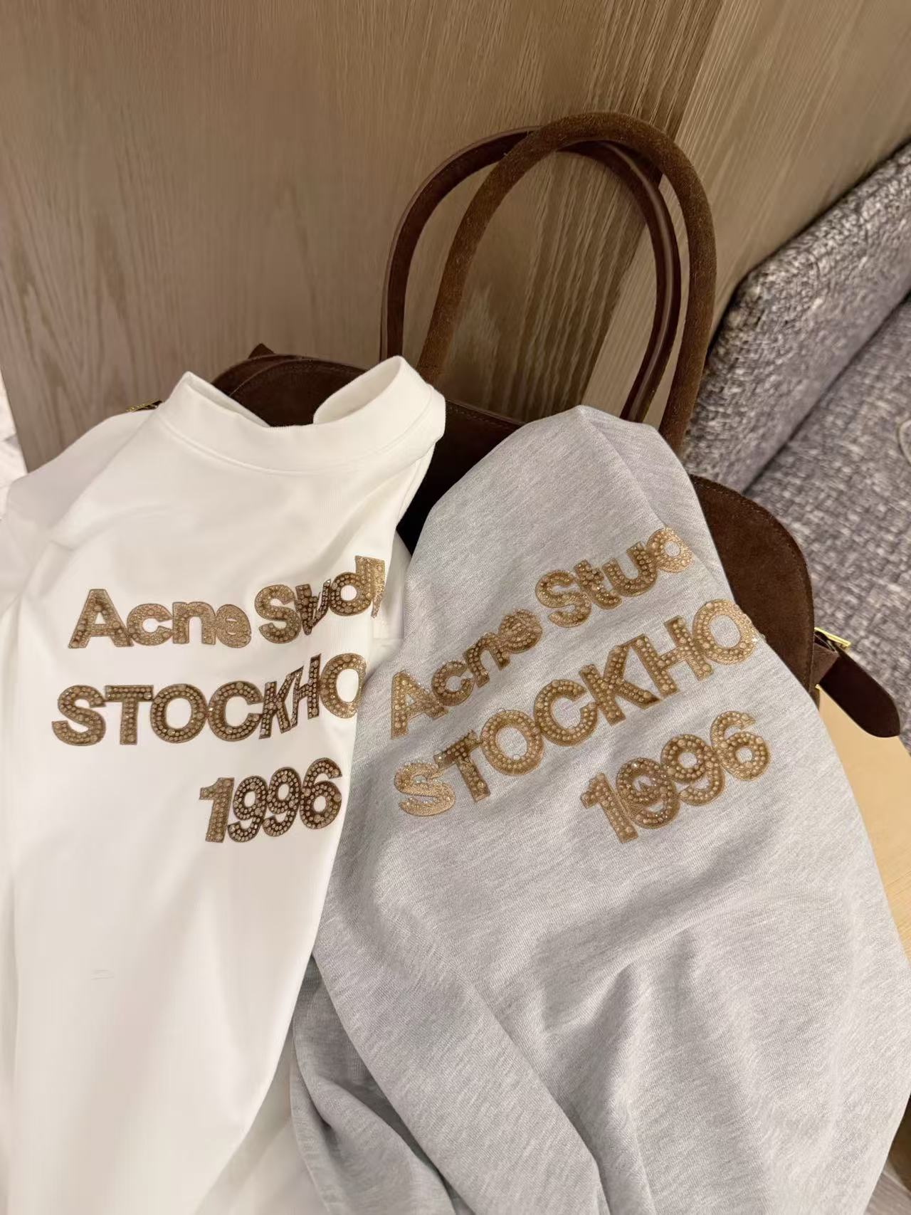 Acne Studiosシンプルな文字入り長袖Tシャツ【50％割引+送料無料】