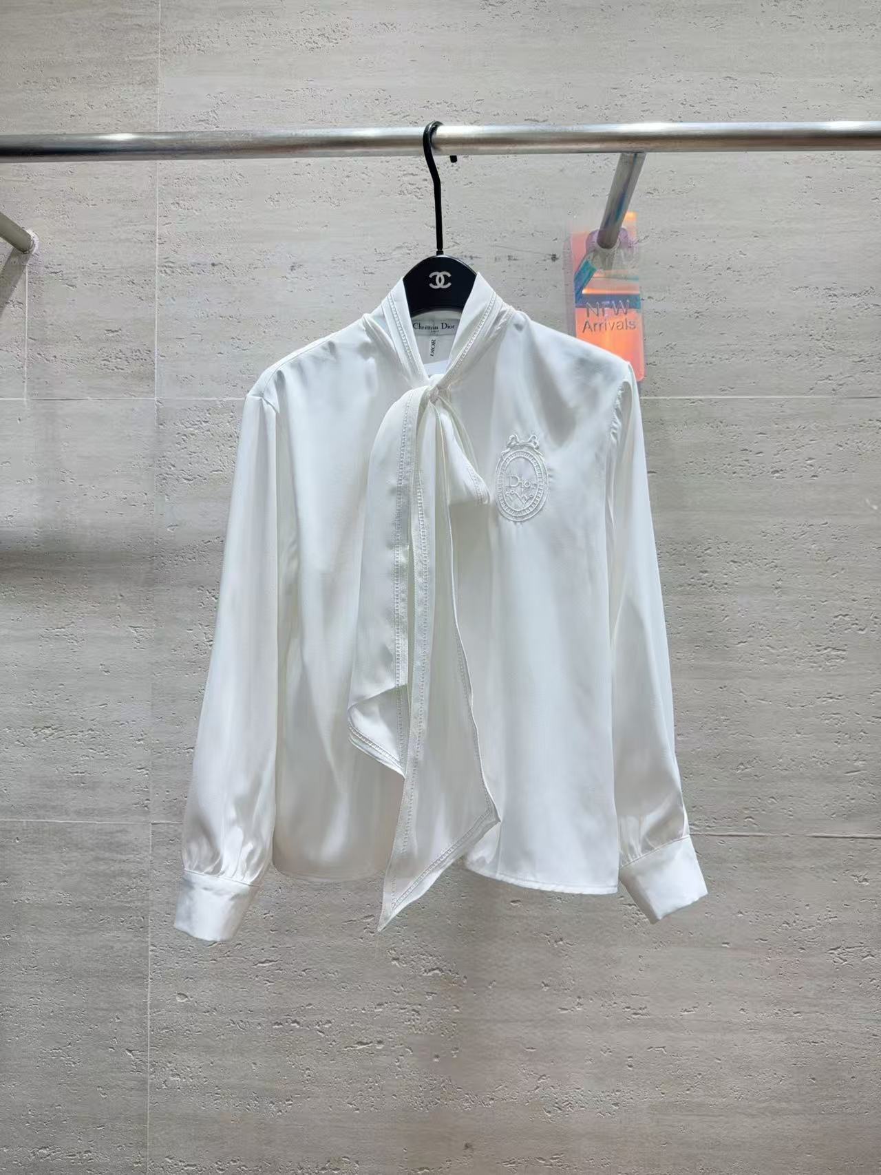DIOR 刺繍入りレタリング レースアップシャツ【50％割引+送料無料】