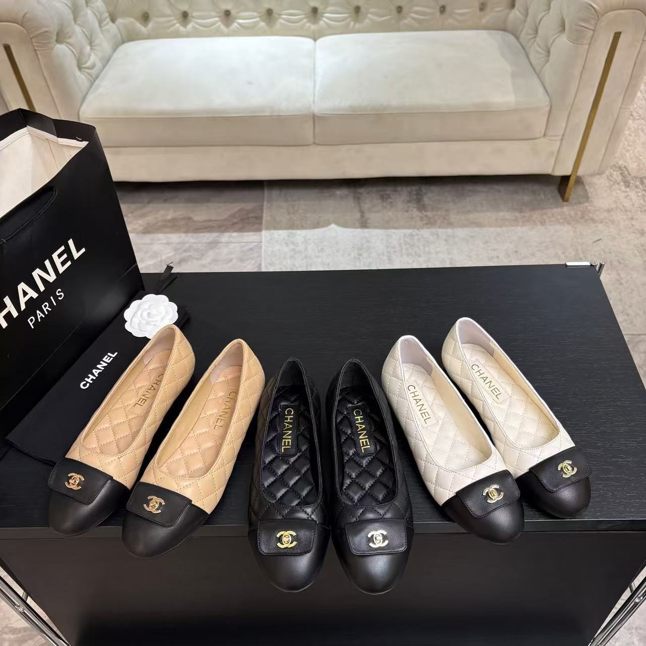 CHANEL ハイクオリティ・ダブルC 牛革フラットシューズ【50％割引+送料無料】
