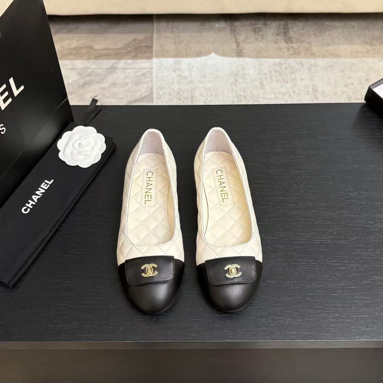 CHANEL ハイクオリティ・ダブルC 牛革フラットシューズ【50％割引+送料無料】
