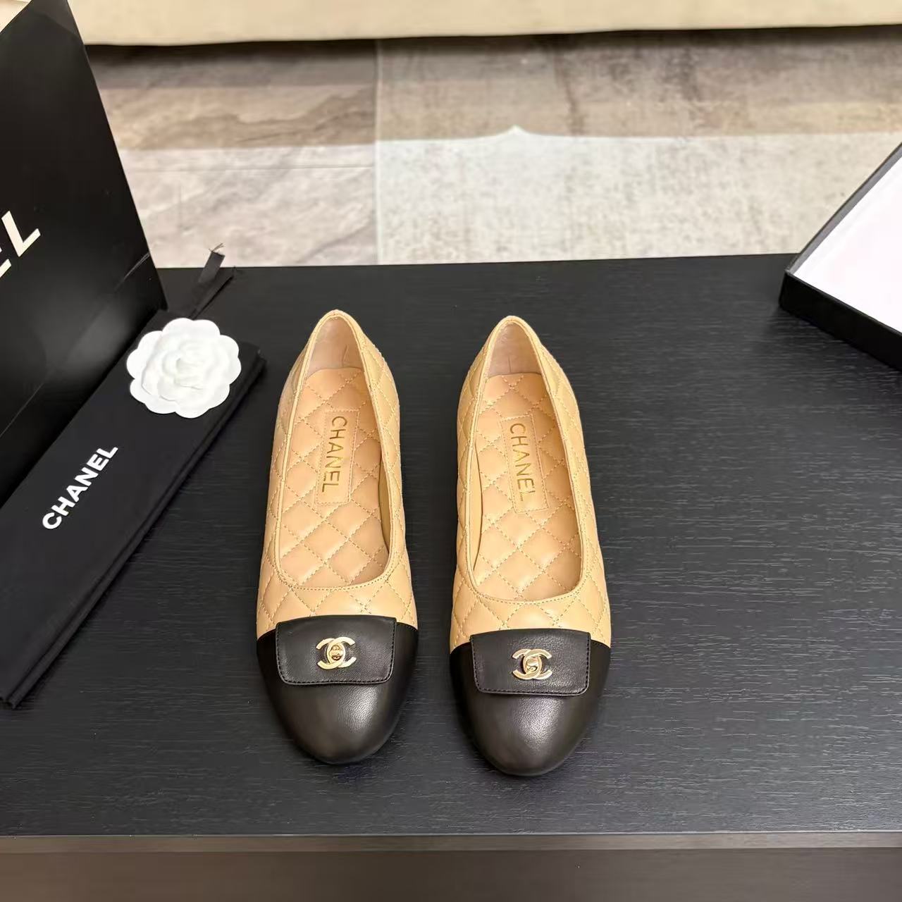 CHANEL ハイクオリティ・ダブルC 牛革フラットシューズ【50％割引+送料無料】