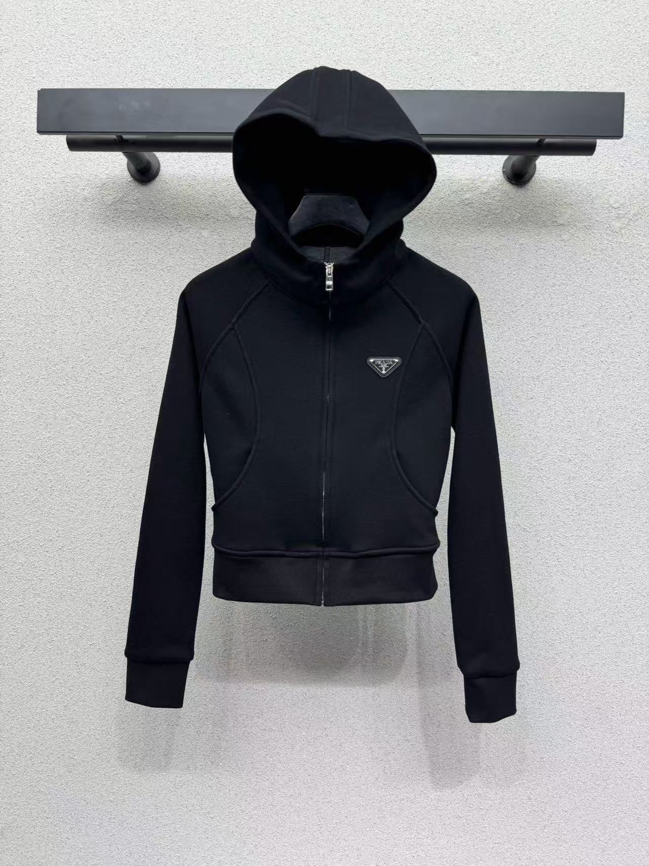 PR4DA 三角ロゴ入りフード付きジャケット＆パンツ セットアップ【50％割引+送料無料】