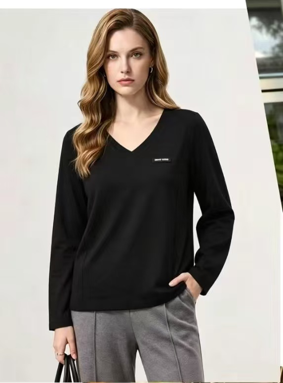 M1UM1U レター Vネック Tシャツ【50％割引+送料無料】